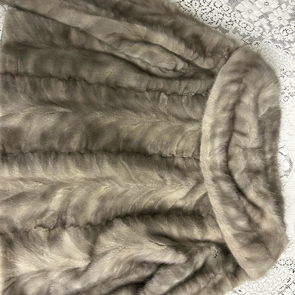 Luxurious Faux Fur Coat with Hood - Picture 6 of 7